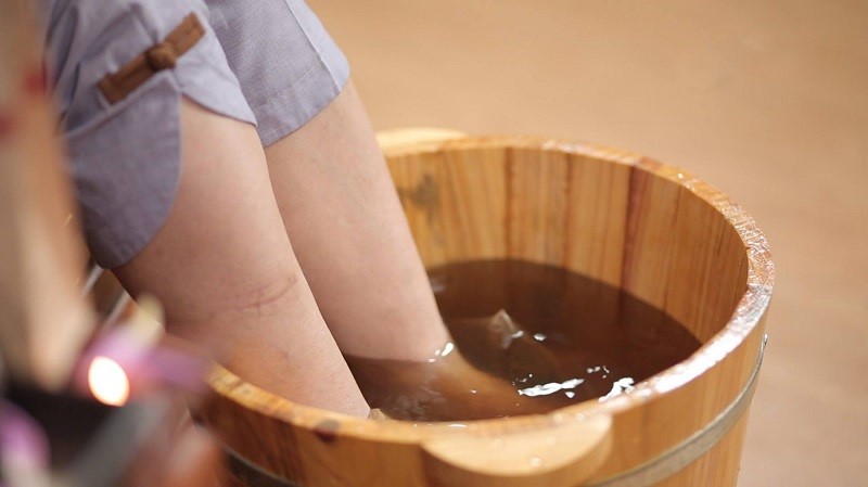 Ngâm chân với nước nóng giúp người bệnh ổn định và giảm huyết áp