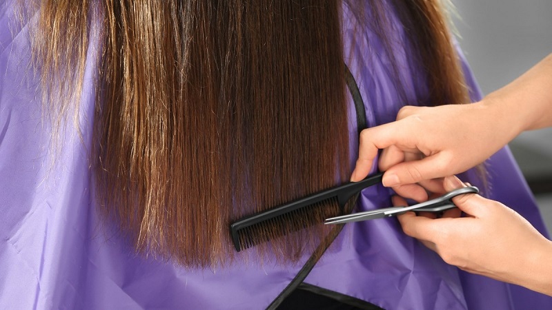 Tỉa tóc loại bỏ phần tóc hư tổn có thể kích thích sự mọc dài nhanh của tóc