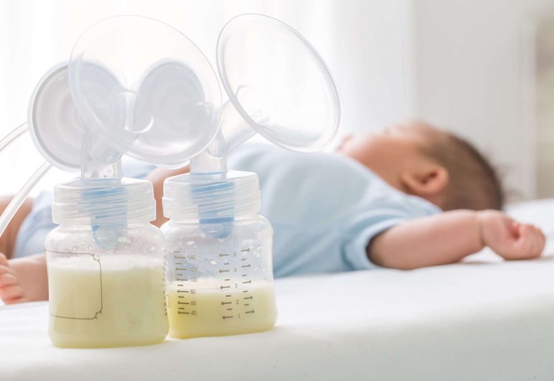 Sữa mẹ vẫn là nguồn dinh dưỡng nên được ưu tiên trong những năm tháng đầu đời của trẻ