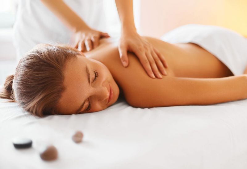 Massage giúp cải thiện hiệu quả tình trạng đau lưng mỏi gối tê tay