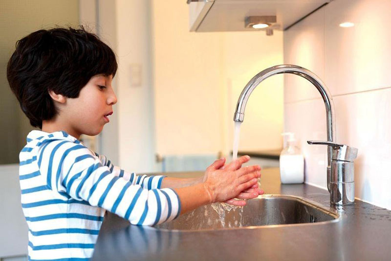 Rửa tay thường xuyên với xà phòng bằng vòi nước chảy nhiều lần trong ngày 