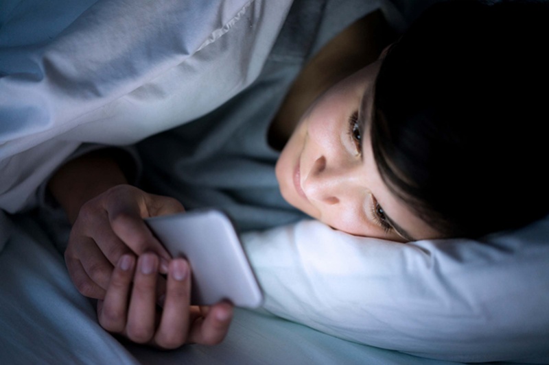 Dùng điện thoại quá nhiều trước khi ngủ gây thiếu ngủ, mệt mỏi, nguy cơ bị đột quỵ