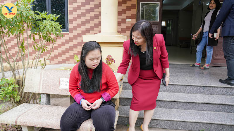 Phó Tổng Giám đốc Nguyễn Thị Kim Len thăm hỏi các em nhỏ tại Làng Hữu nghị