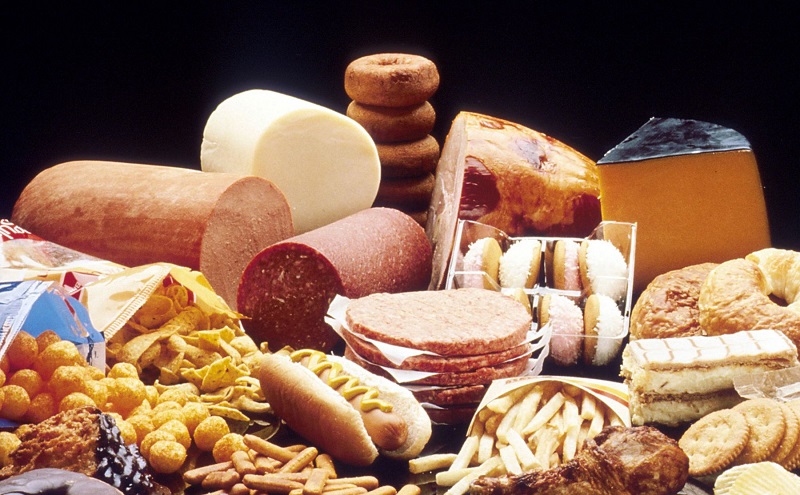 Thực phẩm giàu chất béo dễ gây áp lực cho hệ tiêu hóa nên cần nằm đầu danh sách sau mổ ruột thừa kiêng ăn gì