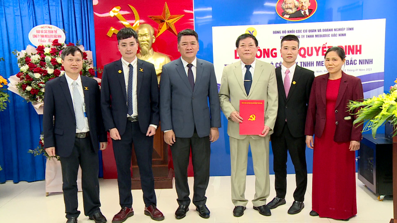 Lễ trao Quyết định thành lập Chi bộ Công ty TNHH MEDLATEC Bắc Ninh