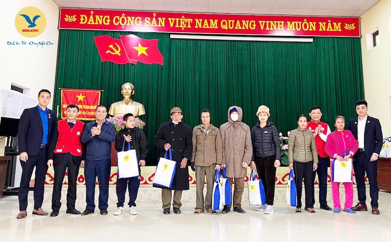   Đoàn thiện nguyện MEDLATEC gửi tặng các phần quà ý nghĩa tới tận tay những người dân có hoàn cảnh khó khăn tại Bắc Ninh