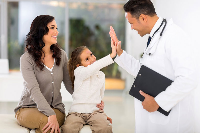 Các bác sĩ khoa nhi sẽ thăm khám kiểm tra sức khỏe cho trẻ