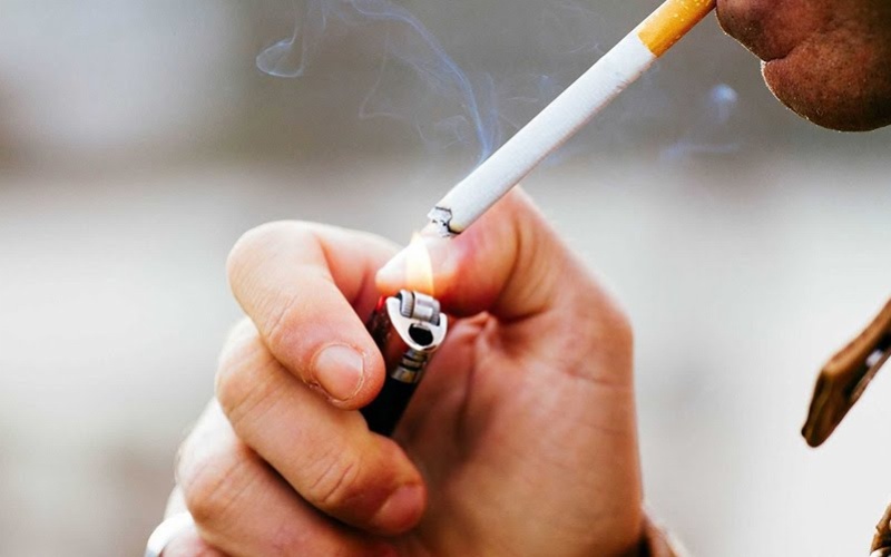 Hút thuốc lá thường xuyên có thể gây tổn thương niêm mạc dạ dày và các cơn đau