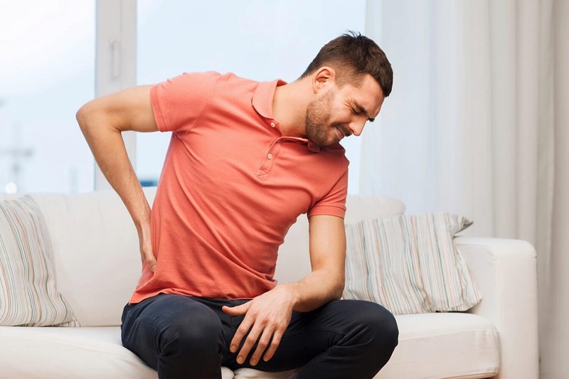 Đau lưng, đau mỏi người có thể xuất phát do ngồi nhiều trong thời gian dài