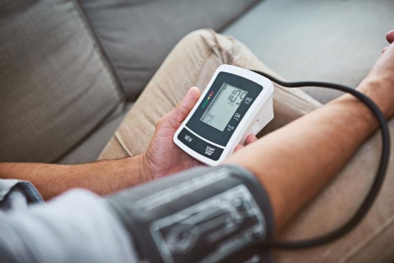 Nên chủ động theo dõi và đo huyết áp thường xuyên ngay tại nhà