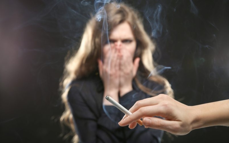 Người hút thuốc lá thụ động hít phải khói thuốc từ đầu thuốc đang cháy 