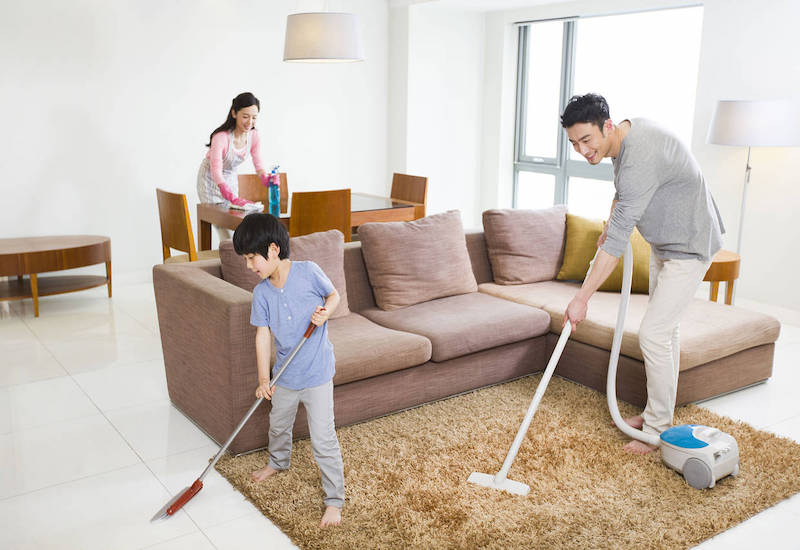 Lau dọn nhà cửa sạch sẽ có thể giúp hạn chế tình trạng viêm mũi dị ứng