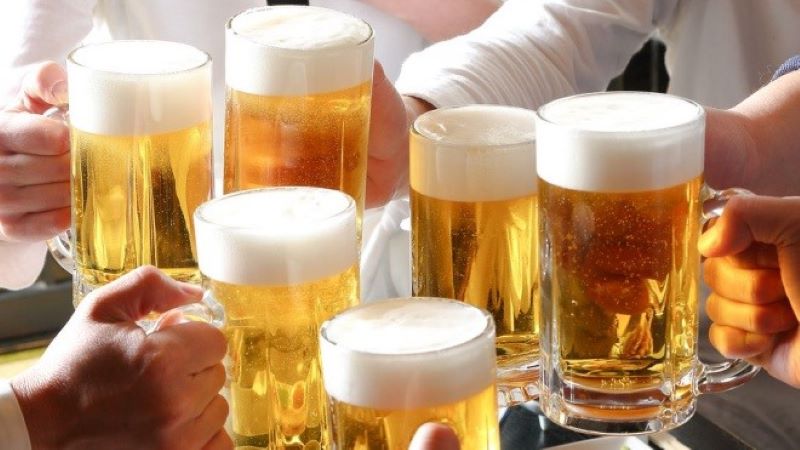Các bữa tiệc tùng ngày Tết gói trọn trong chén rượu, cốc bia ảnh hưởng xấu đến sức khỏe cánh màu râu, đặc biệt là người có bệnh lý về gan 