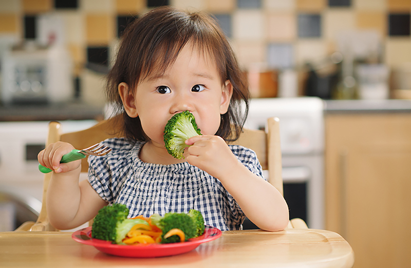 Cha mẹ cần đặc biệt lưu ý tăng rau xanh trong khẩu phần ăn của bé dịp Tết