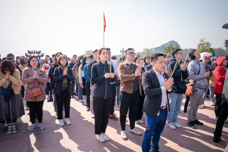 Đoàn CBNV du xuân hướng Đông làm lễ dâng hương tại Di tích lịch sử Bạch Đằng Giang