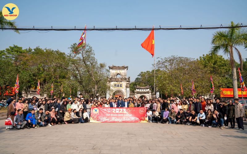 Đoàn CBNV du xuân hướng Đông làm lễ dâng hương tại Di tích lịch sử Bạch Đằng Giang 