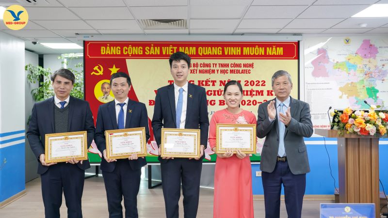 ĐBQH. GS. AHLĐ Nguyễn Anh Trí trao bằng khen cho Ban chấp hành Đảng bộ MEDLATEC hoàn thành xuất sắc nhiệm vụ 2022 