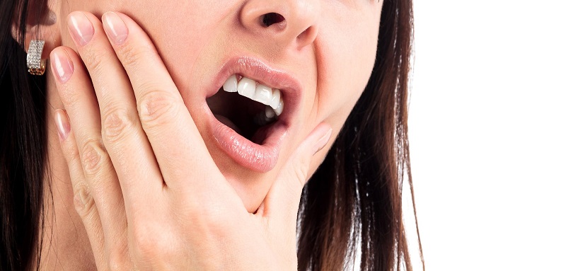 Bọc răng sứ tại địa chỉ kém uy tín có thể bị đau buốt chân răng