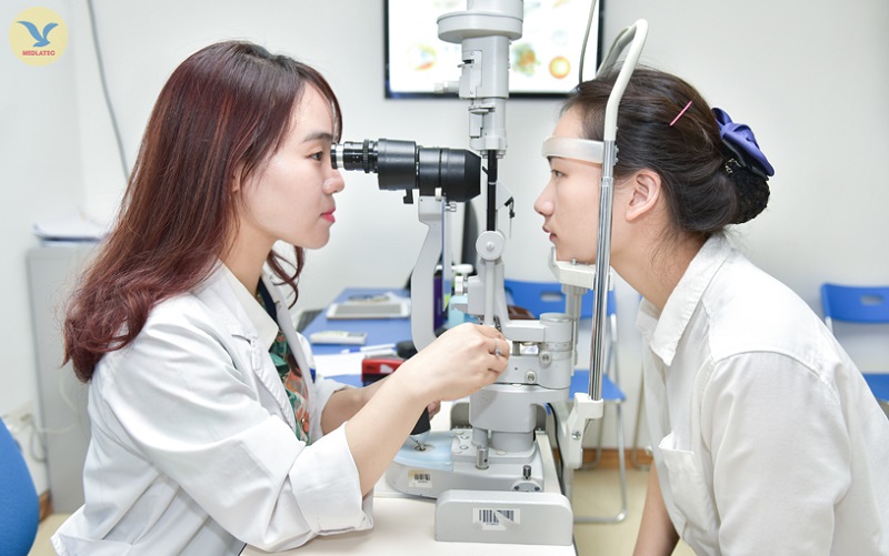 Cách điều trị ngứa mắt hiệu quả nhất là khám bác sĩ chuyên khoa để tìm ra căn nguyên
