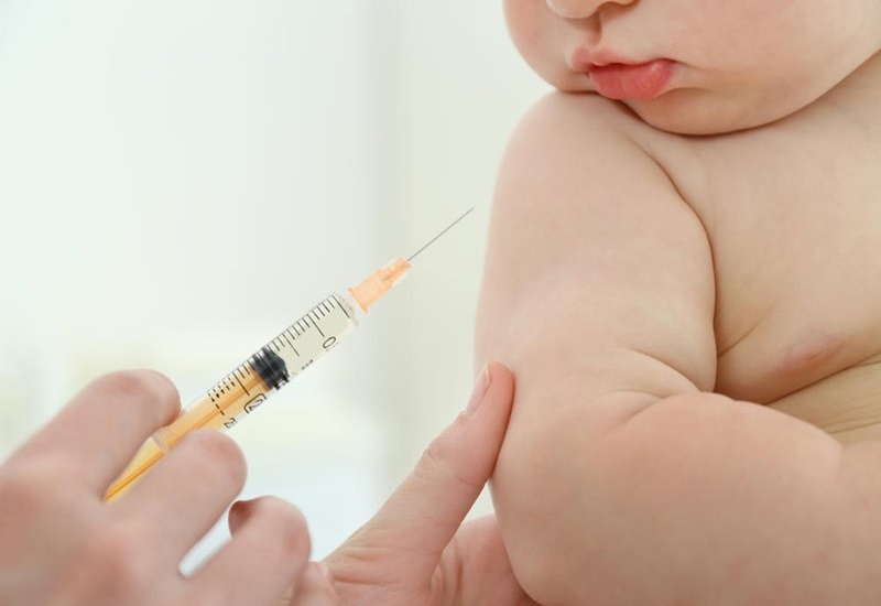 Nên tiêm vắc xin cho trẻ theo hướng dẫn của bác sĩ