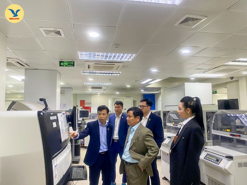 ThS. Phạm Văn Ngãi - Phó Giám đốc Trung tâm Xét nghiệm MEDLATEC giới thiệu cơ sở vật chất, hệ thống máy móc hiện đại bậc nhất phục vụ công tác xét nghiệm 