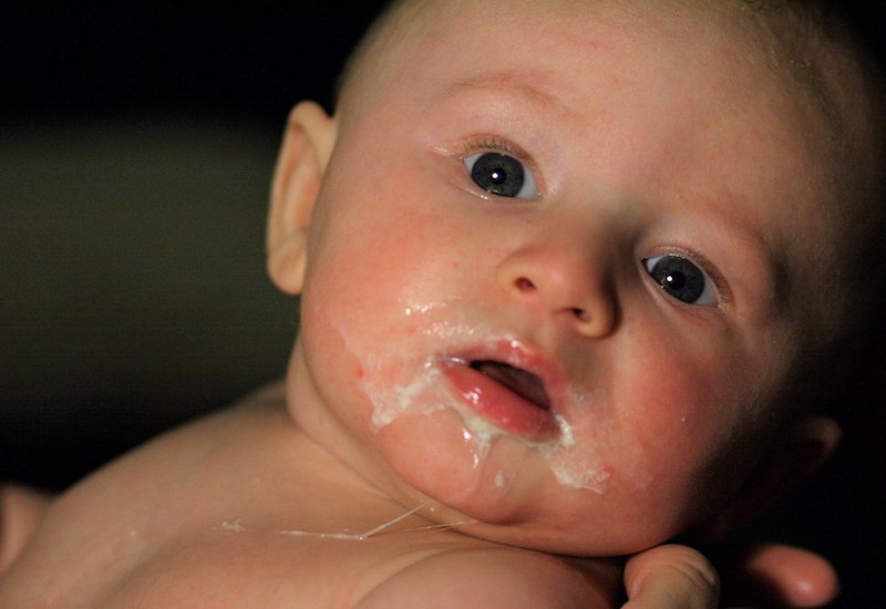 Bé sơ sinh bị sôi bụng và ọc trớ sữa là tình trạng rất phổ biến