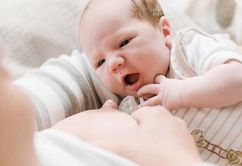 Bé sơ sinh bị sôi bụng có thể là do mẹ cho bé bú không đúng tư thế