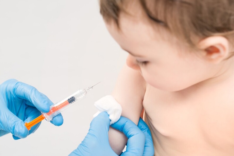 Trẻ cần được tiêm phòng đúng lịch và đầy đủ các mũi vắc xin