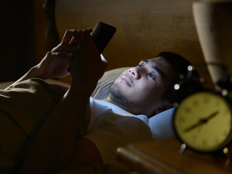 Xem điện thoại trước khi ngủ là thói quen và sở thích của nhiều người