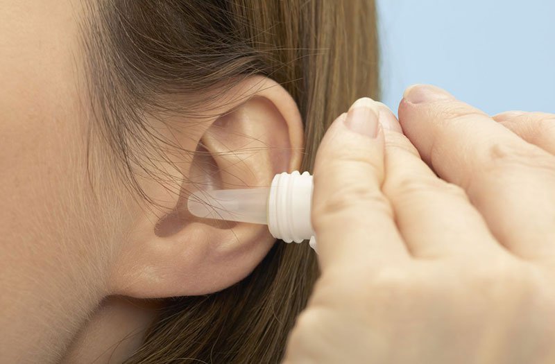 Sử dụng thuốc nhỏ tai để làm mềm ráy tai