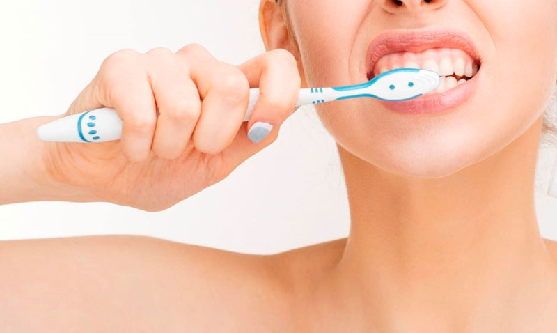 Thói quen chăm sóc răng miệng sai cách cũng là lý do khiến răng bị thưa