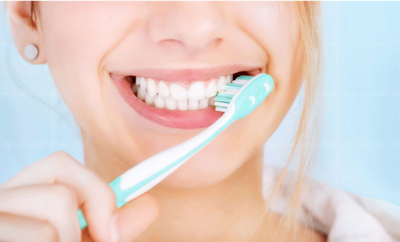 Bạn nên vệ sinh răng miệng cẩn thận để kiểm soát diễn biến bệnh