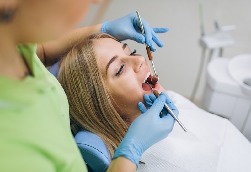 Khám răng miệng là một trong những danh mục khi thực hiện kiểm tra sức khỏe tổng quát