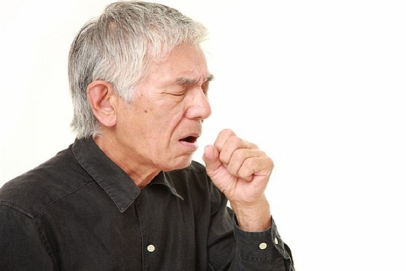 Bệnh nhân mắc bệnh viêm phổi bị thở khò khè