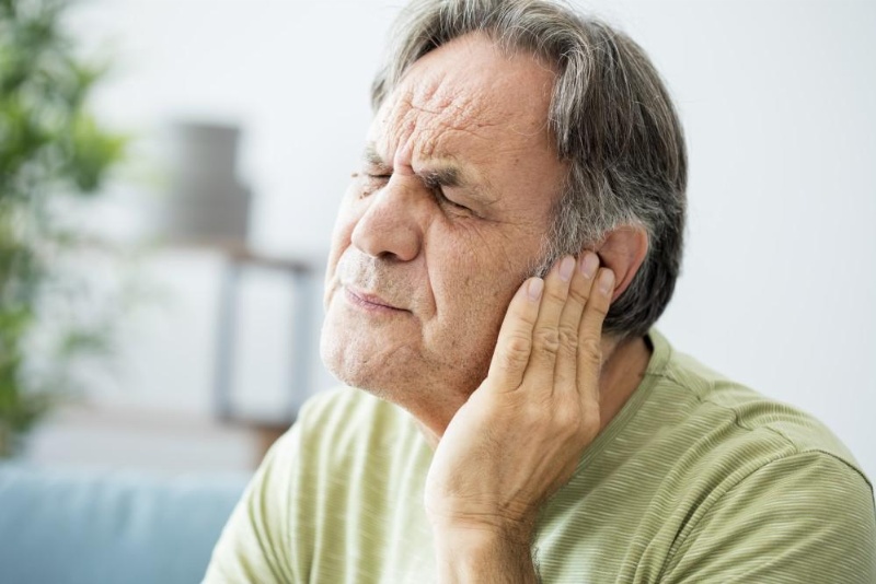 Người cao tuổi có thể bị điếc một bên tai do yếu tố tuổi tác