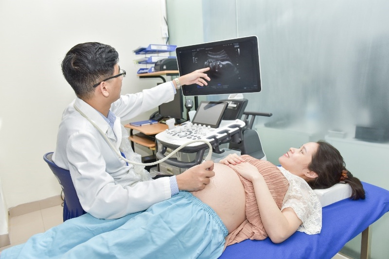 Mẹ bầu cần đảm bảo đi khám thai định kỳ theo đúng lịch hẹn 