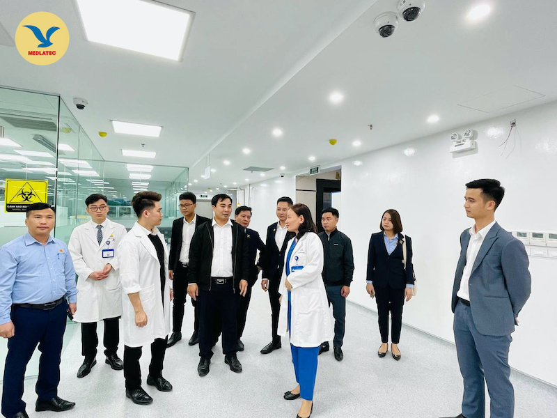 TS. Trịnh Thị Quế - Giám đốc Trung tâm Xét nghiệm MEDLATEC giới thiệu với đoàn tham quan về mô hình hoạt động của Trung tâm tại trụ sở làm việc mới