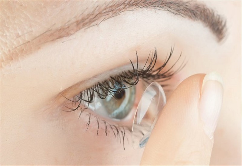 Mắt ngứa do dùng kính áp tròng sai cách