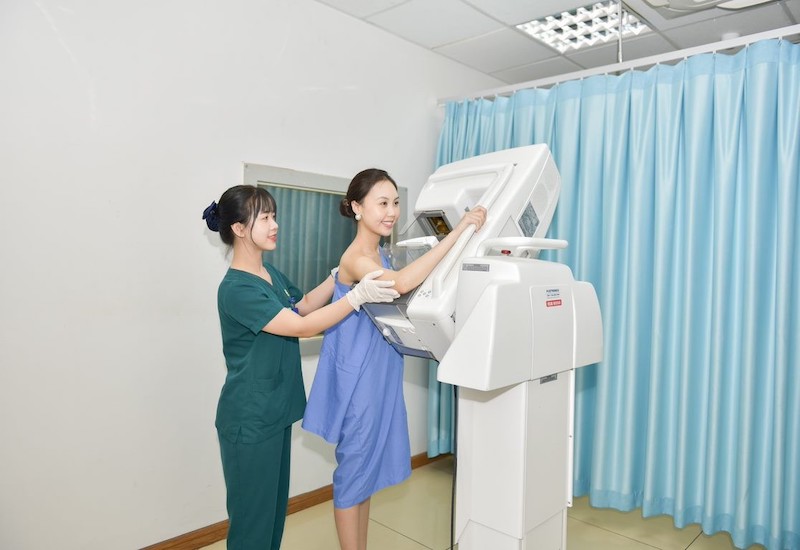 Khách hàng chụp X-quang tuyến vú tại MEDLATEC