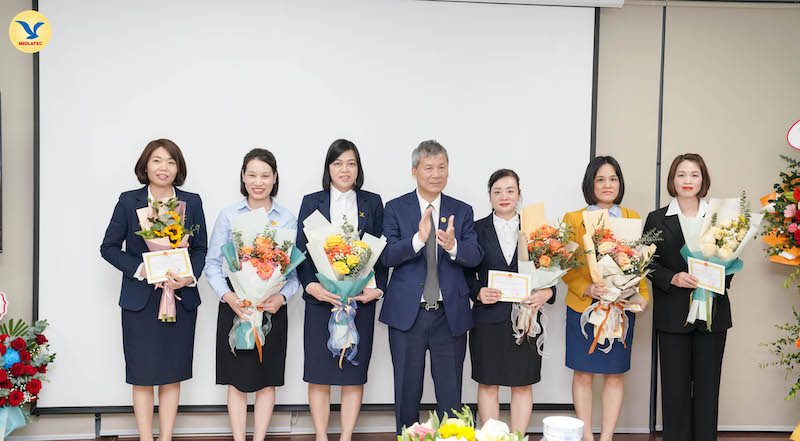 GS.AHLĐ Nguyễn Anh Trí trao Kỷ niệm chương Vì sức khỏe nhân dân cho các cá nhân xuất sắc