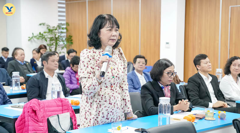 PGS.TS Trịnh Thị Ngọc - Chuyên gia Truyền nhiễm, Hệ thống Y tế MEDLATEC phát biểu đóng góp ý kiến tại cuộc họp