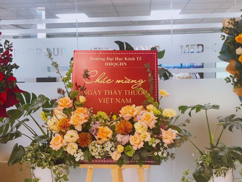 Trường Đại học Kinh tế - Đại học Quốc gia Hà Nội gửi hoa chúc mừng Hệ thống Y tế MEDLATEC nhân ngày 27/2 