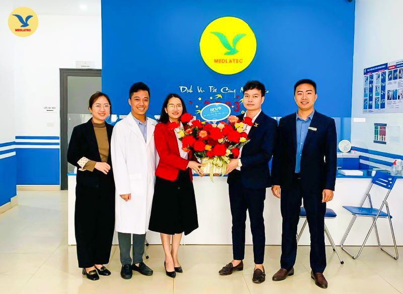 Ngân hàng BIDV chi nhánh Hà Tĩnh tặng hoa chúc mừng nhân ngày Thầy thuốc Việt Nam