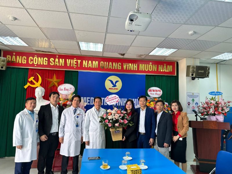 Trung tâm trợ giúp nạn nhân chất độc màu da cam dioxin và người tàn tật Vĩnh Phúc tặng hoa chúc mừng nhân ngày Thầy thuốc Việt Nam  