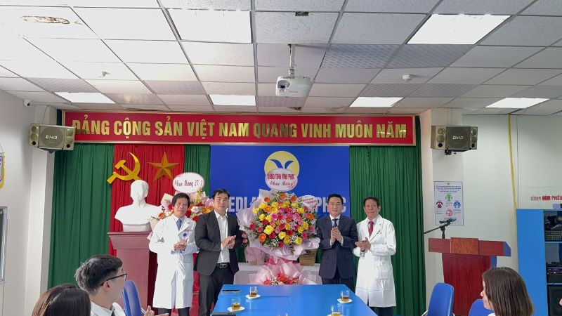 Ông Vũ Việt Văn - Phó Chủ tịch tỉnh Vĩnh Phúc chúc mừng nhân dịp Ngày Thầy thuốc Việt Nam