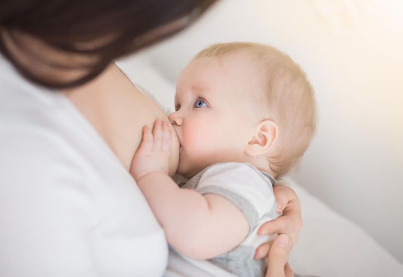Tư thế bú cũng là một trong những yếu tố có thể làm tăng nguy cơ bị viêm tai giữa ở trẻ sơ sinh
