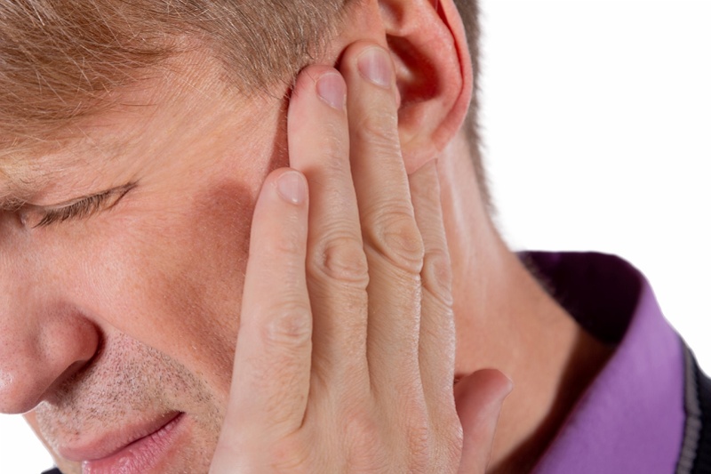 Tình trạng ù tai, nghe kém cũng xảy ra khi người bệnh bị ung thư vòm họng giai đoạn 2 