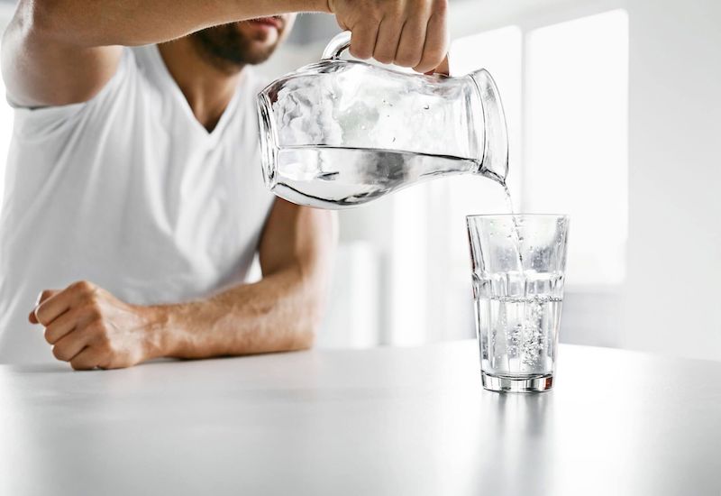 Ngày ngày bạn nên bổ sung đủ 2 lít nước để giảm bớt các triệu chứng ho khó thở