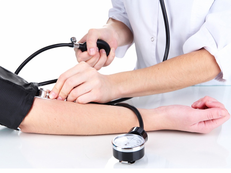 Đo chỉ số huyết áp của bệnh nhân với máy đo huyết áp là một bước khi thực hiện nghiệm pháp dây thắt