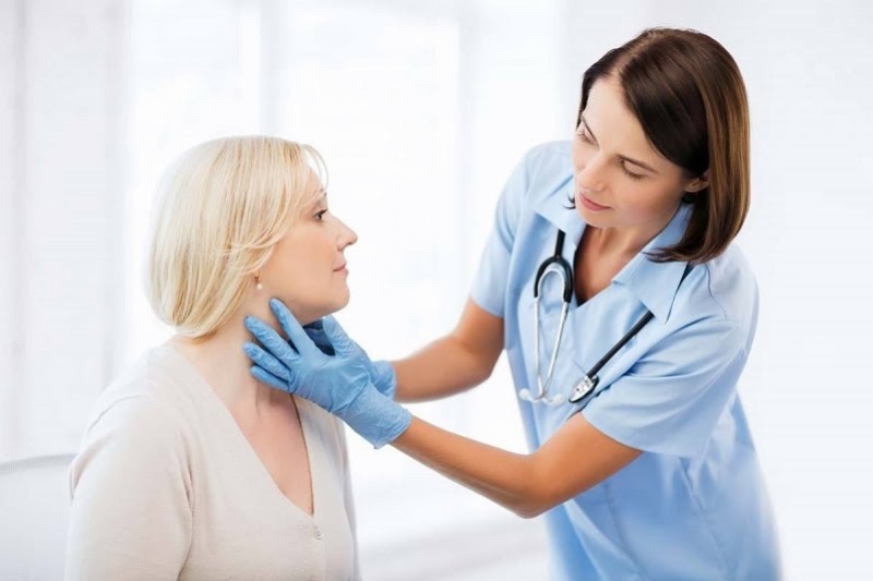 Người bệnh cần đến gặp bác sĩ để thăm khám, điều trị khối u vòm họng lành tính